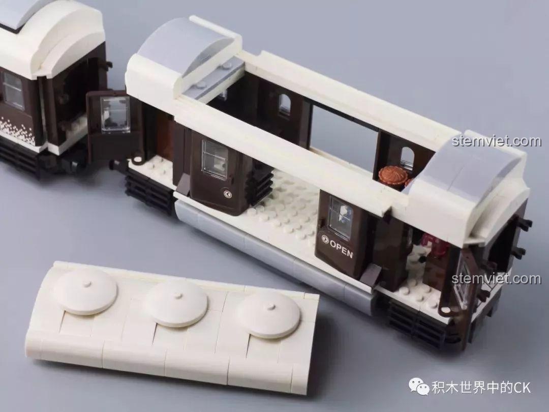 Mái toa sau của bộ Winner 5090 Tàu Hỏa Thành Phố Cổ Điển Thụy Sĩ được nhấc lên, lộ không gian bên trong.