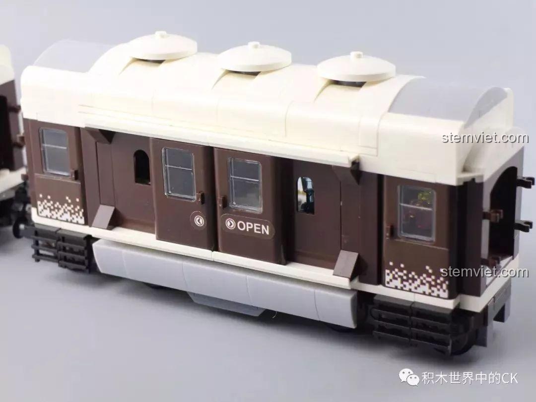 Toàn cảnh toa sau của bộ Winner 5090 Tàu Hỏa Thành Phố Cổ Điển Thụy Sĩ, thiết kế khác biệt.