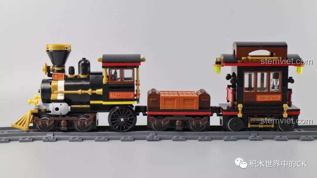 Toàn cảnh bộ đồ chơi Winner 5091 Tàu Hỏa Hơi Nước Thành Phố từ bên hông, với các toa tàu được kết nối