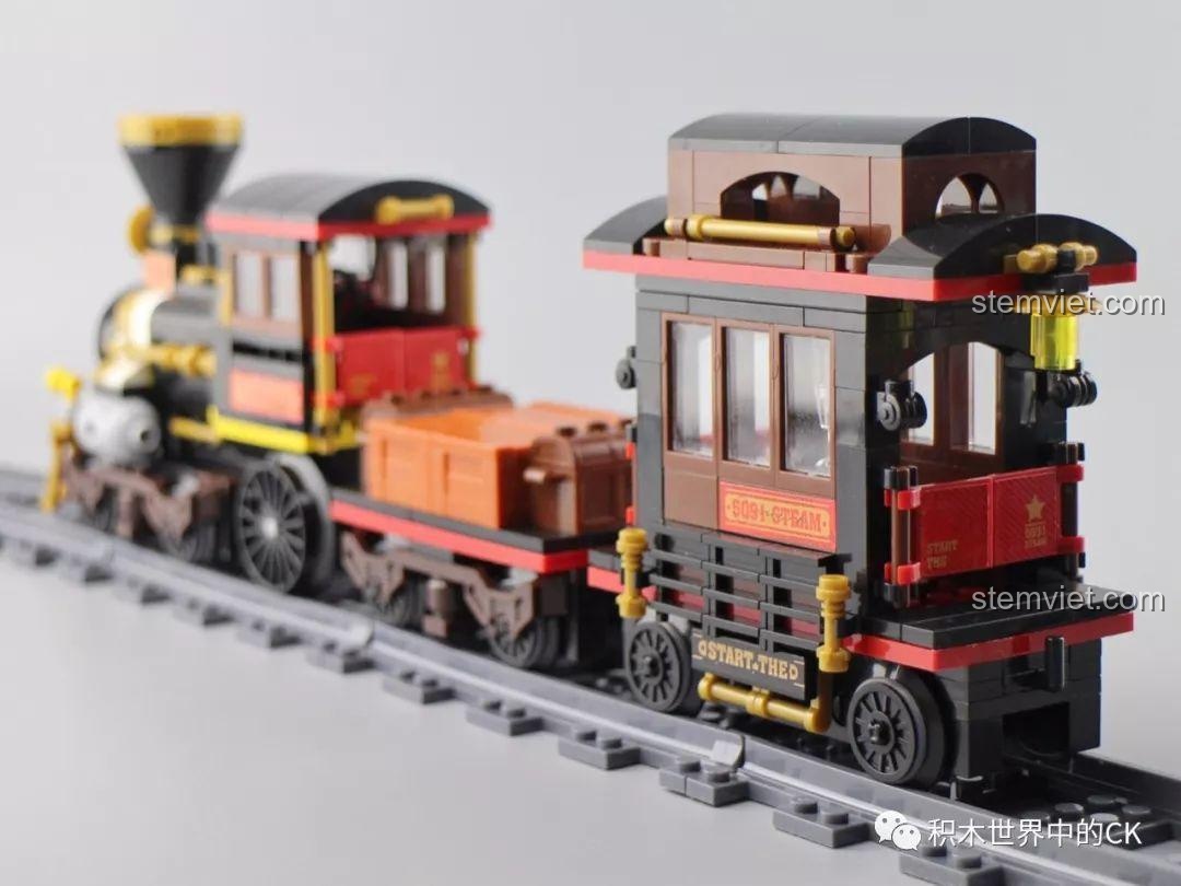Góc nhìn từ phía sau của mô hình Tàu Hỏa Hơi Nước Winner 5091, thể hiện toa hành khách và toa chở hàng