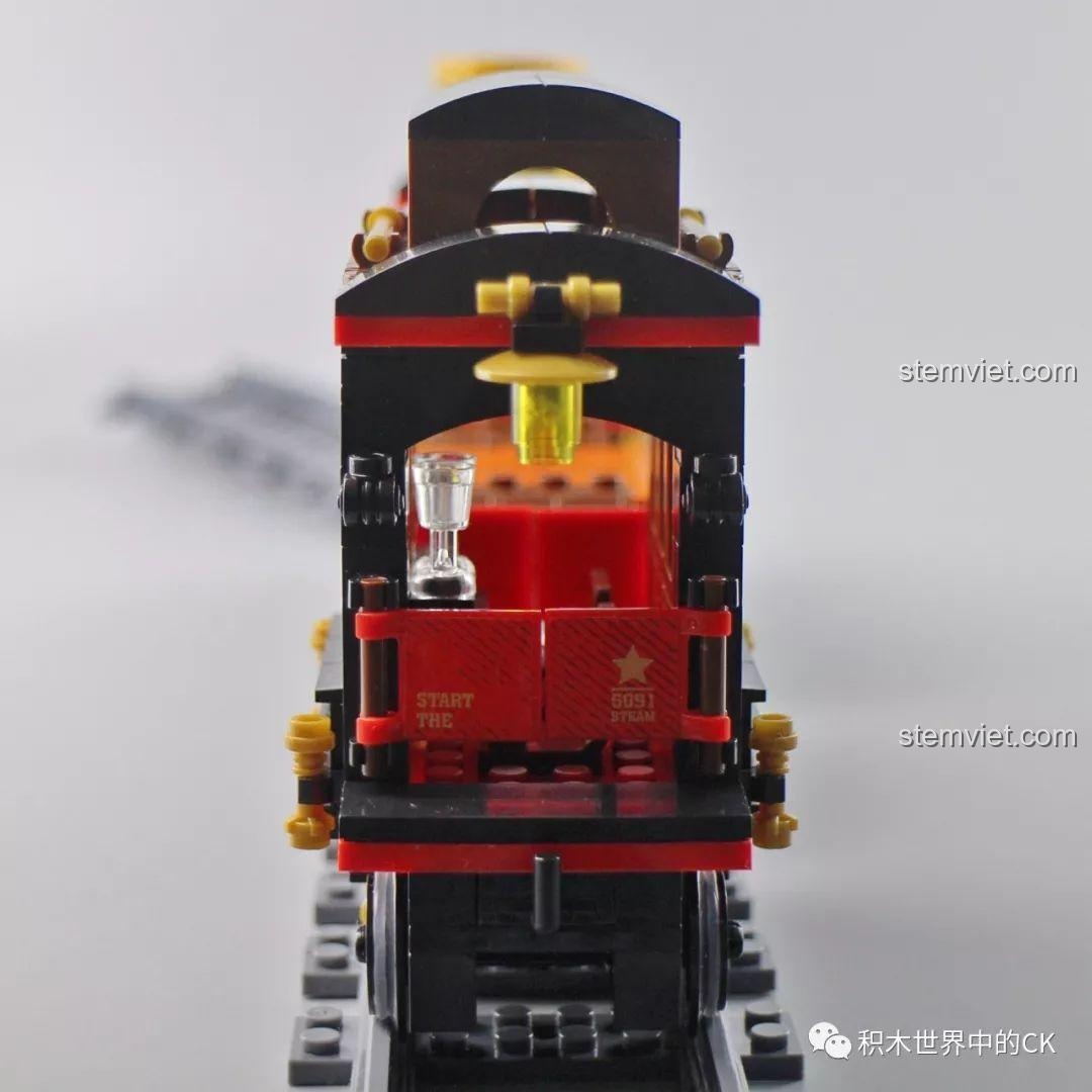 Chi tiết toa hành khách của bộ lắp ghép Winner 5091 Tàu Hỏa Hơi Nước Thành Phố, với cửa sổ và đèn trang trí