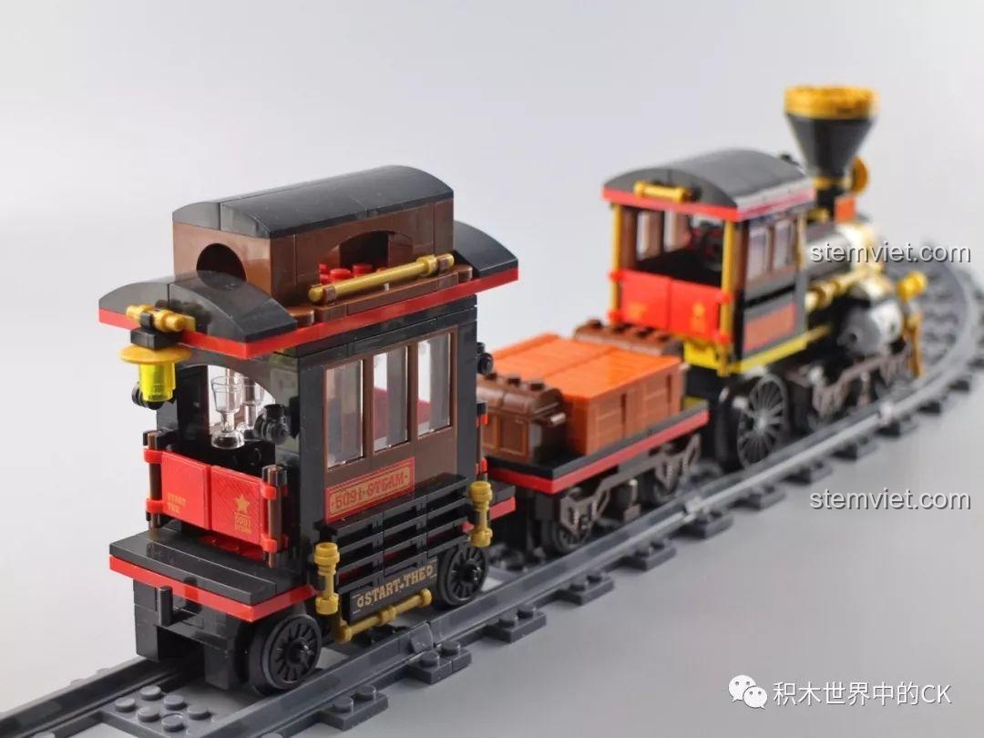 Góc nhìn phía sau toa hành khách của đồ chơi mô hình Winner 5091, với các chi tiết trang trí