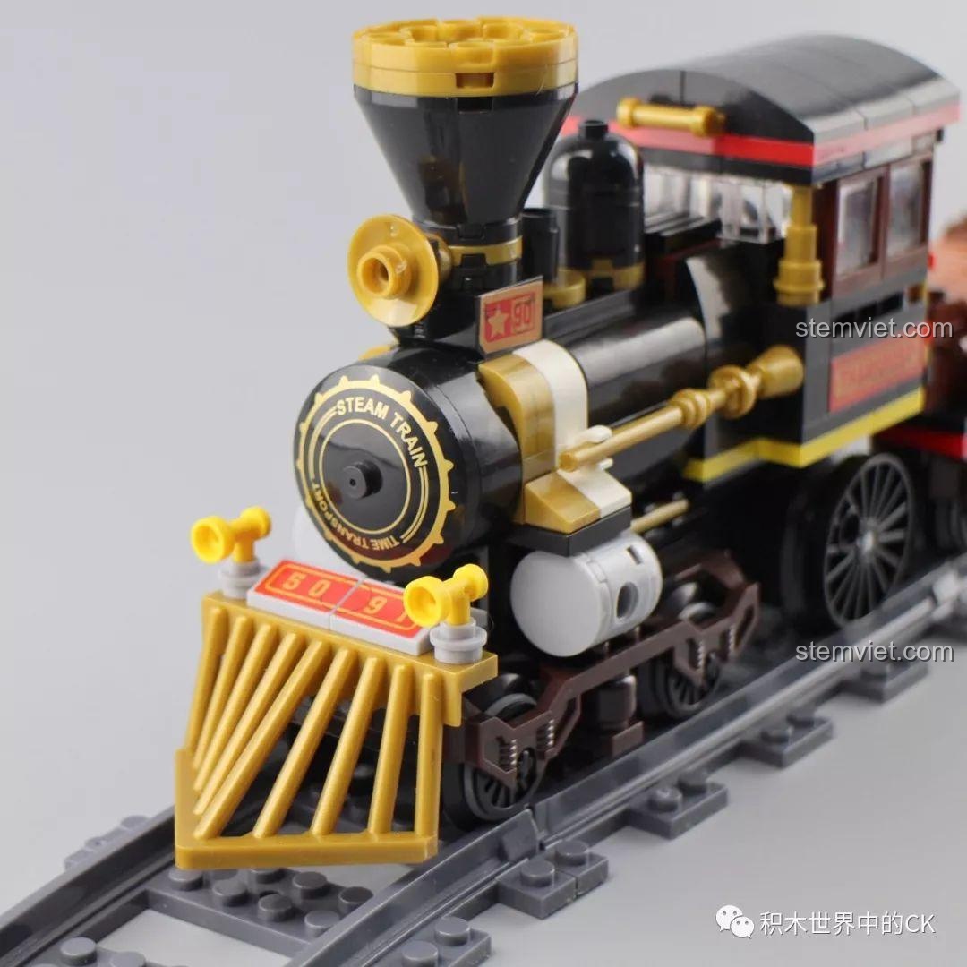 Góc nhìn cận cảnh đầu máy của bộ lắp ghép Winner 5091 Tàu Hỏa Hơi Nước, với các chi tiết vàng nổi bật