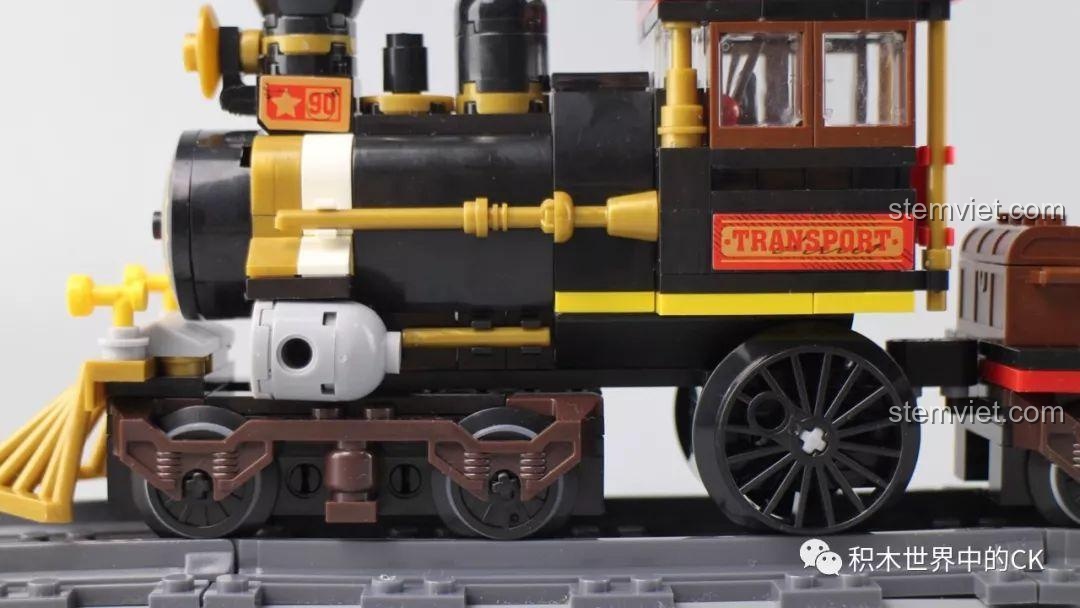 Chi tiết bánh xe và thân tàu của đồ chơi mô hình Winner 5091 Tàu Hỏa Hơi Nước Thành Phố