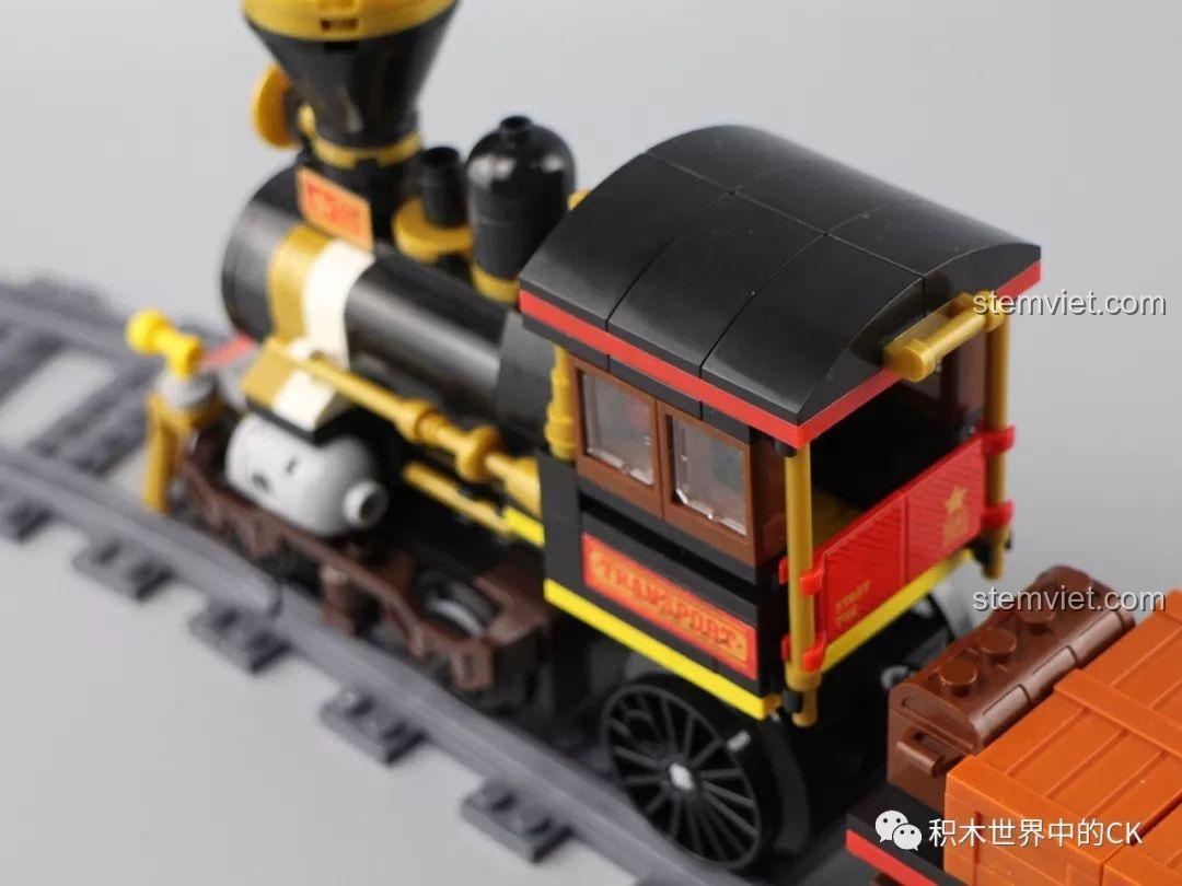 Buồng lái của bộ đồ chơi Winner 5091 Tàu Hỏa Hơi Nước Thành Phố, có thể tháo rời để dễ dàng tương tác