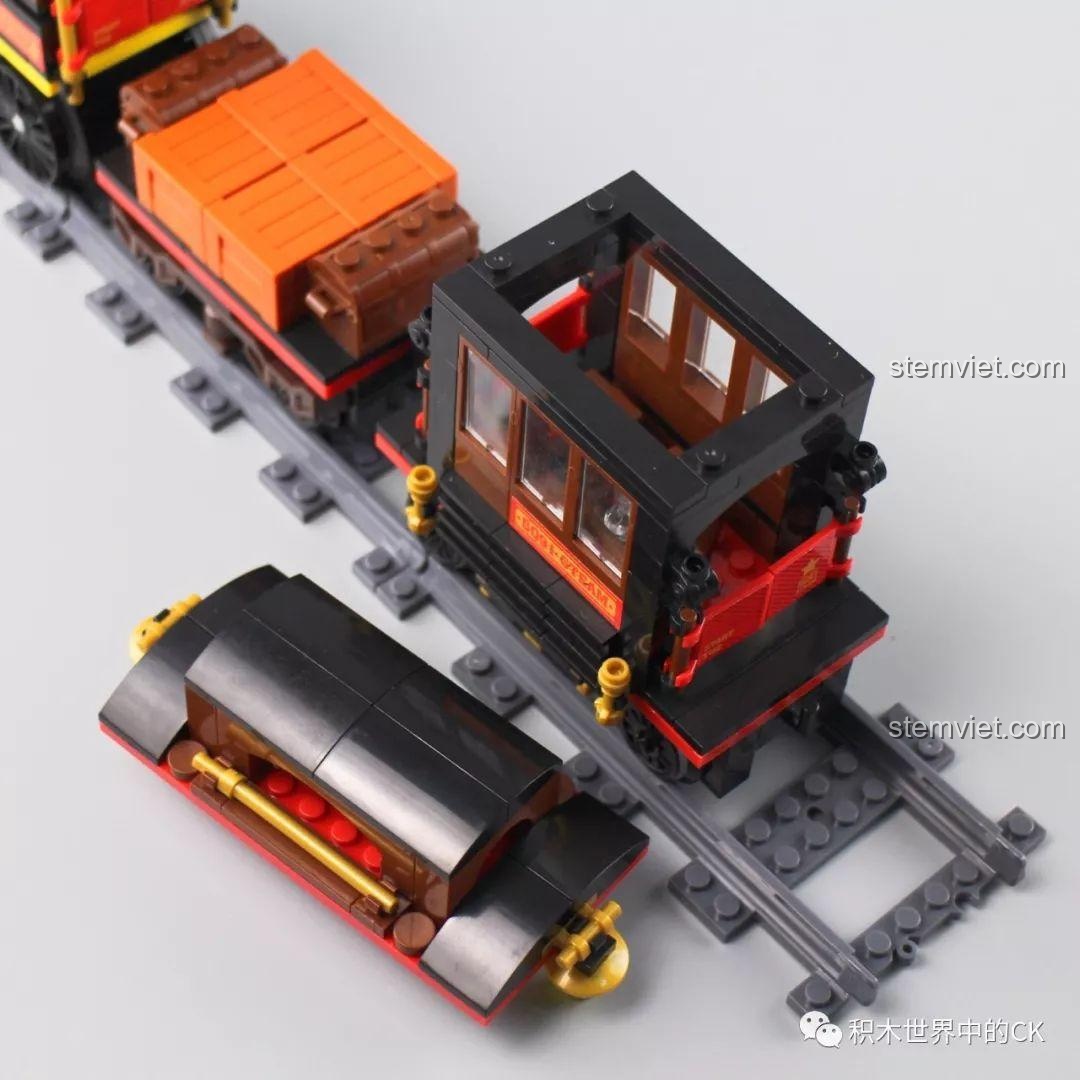 Mô hình Tàu Hỏa Hơi Nước Winner 5091 và một mô hình tàu hỏa khác, tạo nên cảnh quan đường sắt sống động