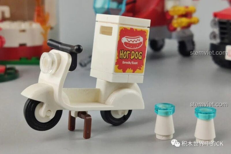 Mặt sau của minifigure người dân, đầu bếp và người giao hàng trong bộ đồ chơi Winner Fire Fighters 5112, thể hiện chi tiết trang phục.