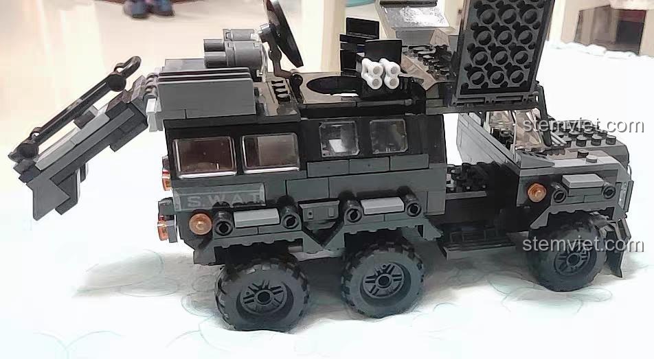 Xe bọc thép chống bạo động SWAT Justice Vanguard Winner 5122