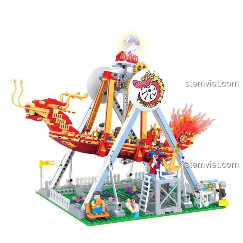 Mô hình Tàu lắc lư cướp biển 7033 sau khi lắp ráp hoàn chỉnh, với 8 minifigures đang vui chơi trong công viên.