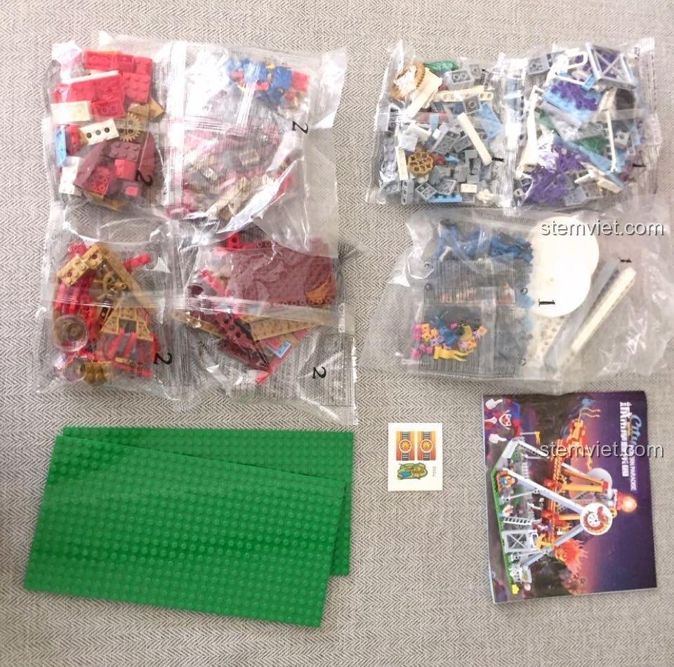 Các túi gạch, tấm đế xanh, sticker và sách hướng dẫn của bộ đồ chơi Winner 7033 Tàu Lượn Cướp Biển.
