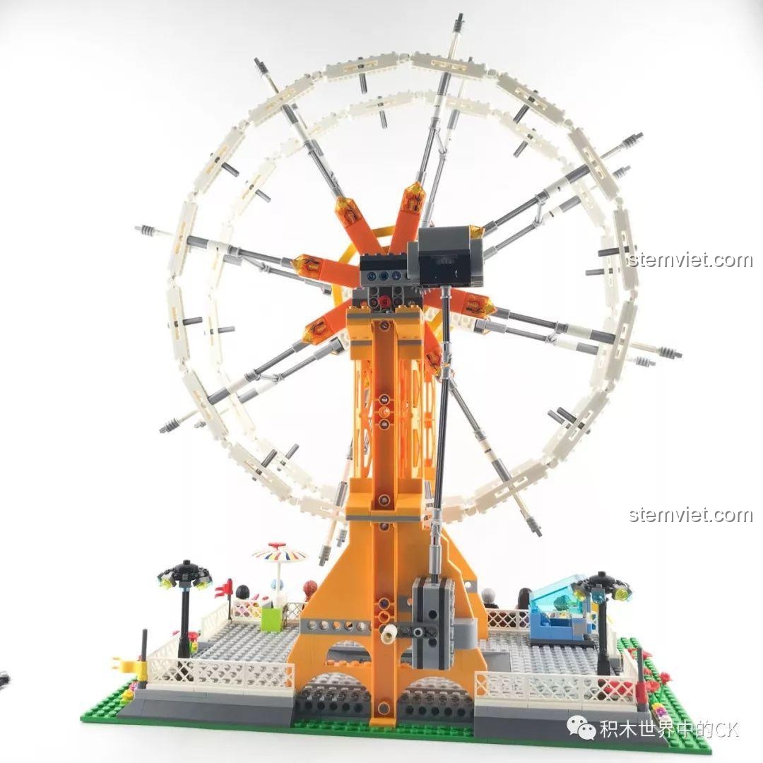 Bên trong cabin có ghế ngồi cho minifigures và viên gạch đèn LED ở giữa.