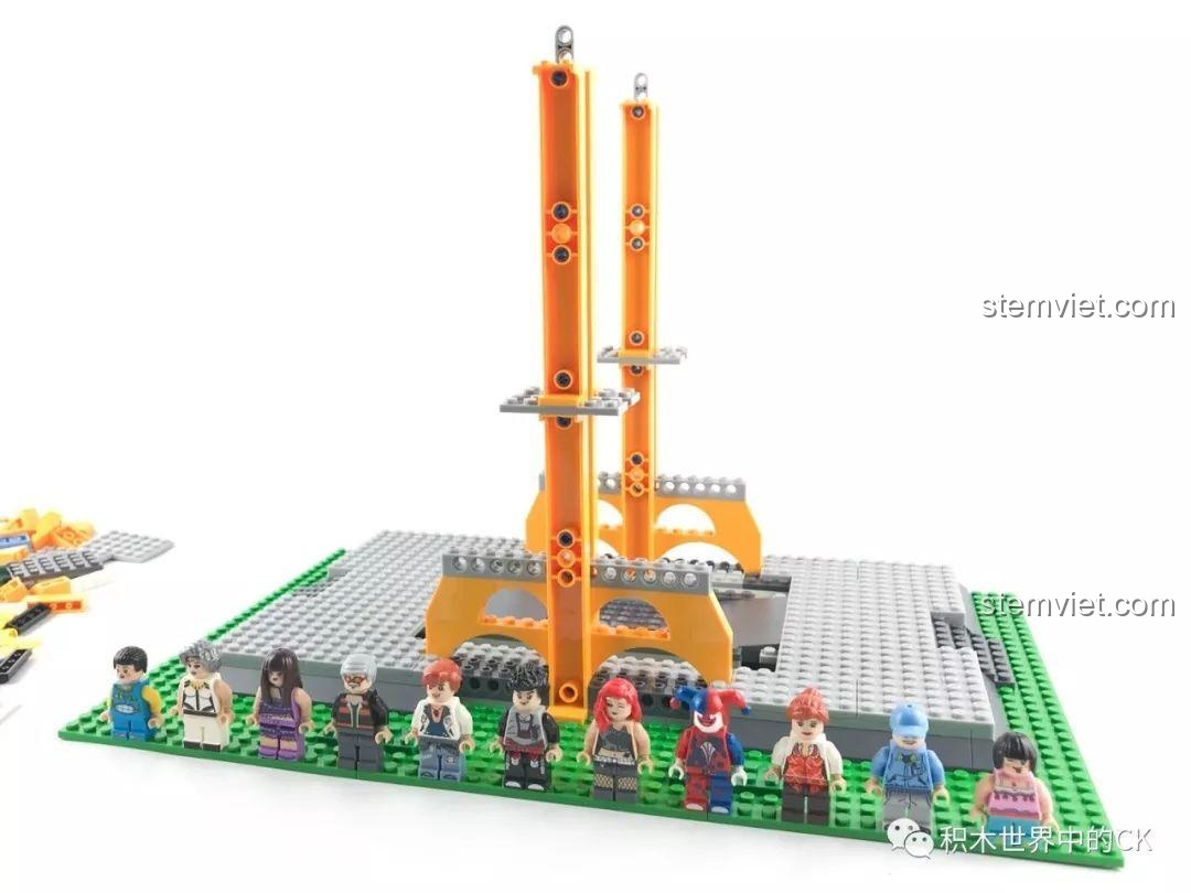 Dựng hai trụ chính màu cam của Vòng Quay Mặt Trời Winner 7036, mô hình bắt đầu thành hình.