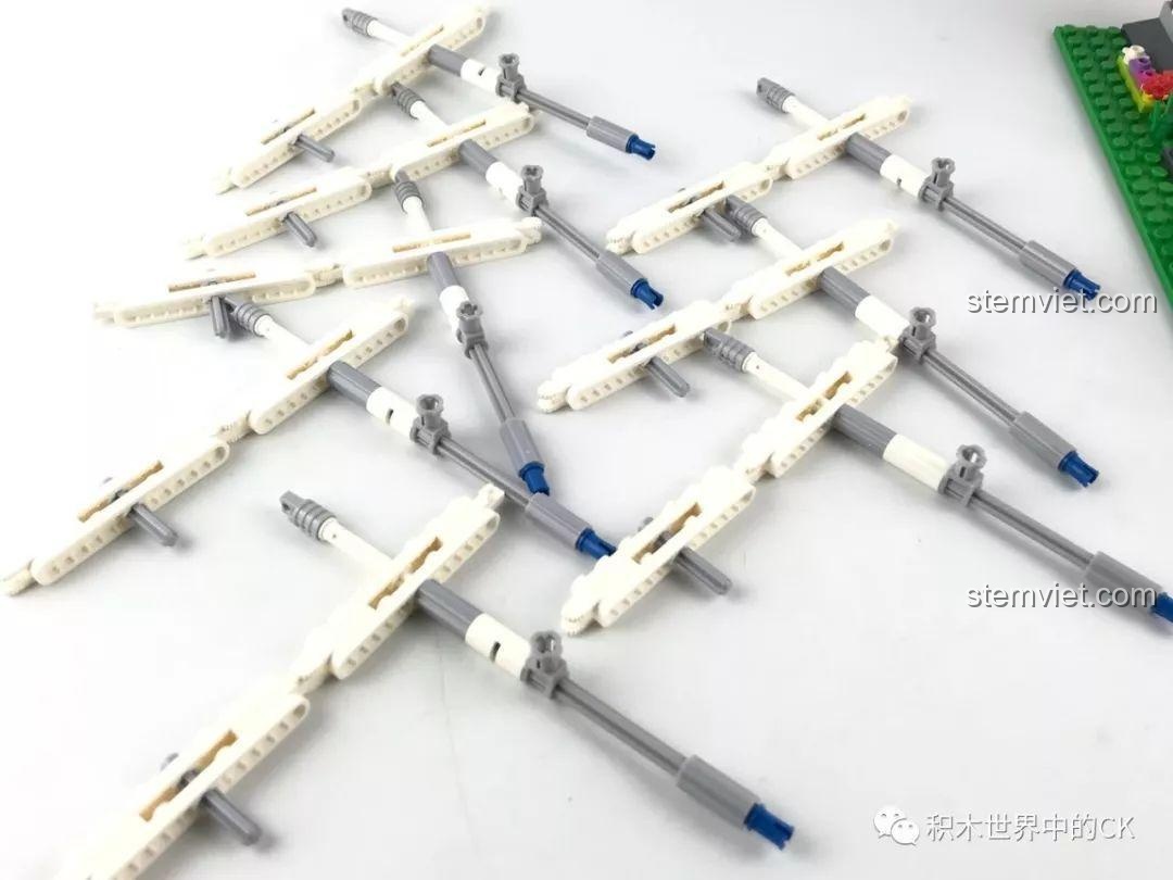 Lắp ráp các thanh technic để tạo thành khung nan hoa của Vòng Quay Mặt Trời.