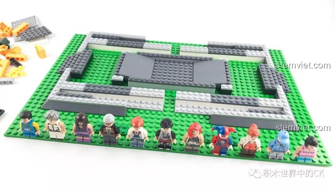 Lắp ráp phần sàn của khu vực chờ lên Vòng Quay Mặt Trời trong bộ đồ chơi Winner 7036.