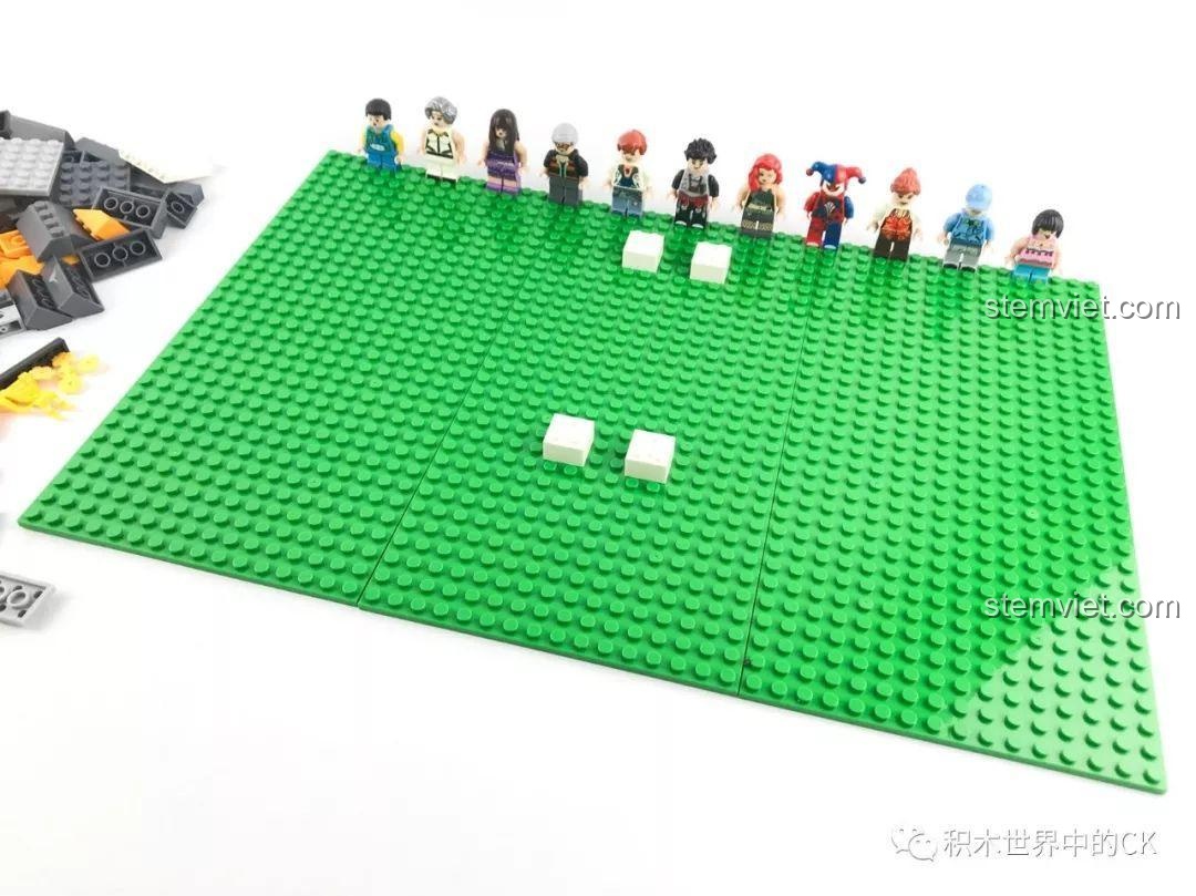 Quá trình lắp ráp bộ Winner 7036: Dựng phần nền móng trên tấm đế xanh với 11 minifigures xếp hàng.