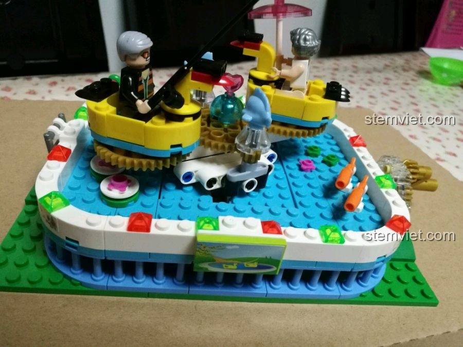 Mô hình Vịt Quay hoàn chỉnh với các chi tiết trang trí như cá, hoa và cần câu.