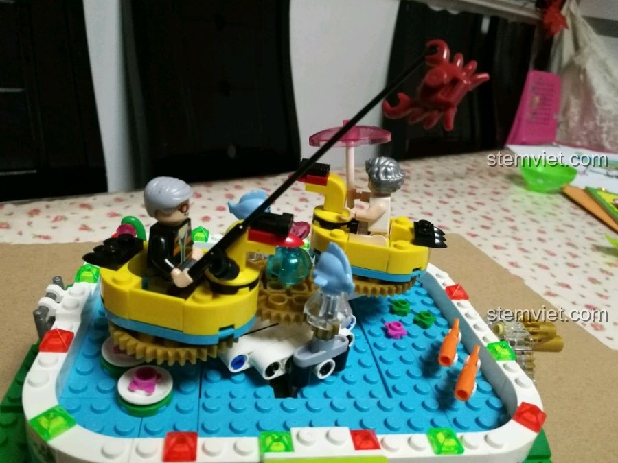 Cận cảnh mô hình Vịt Quay hoàn chỉnh, với các nhân vật và chi tiết trang trí.