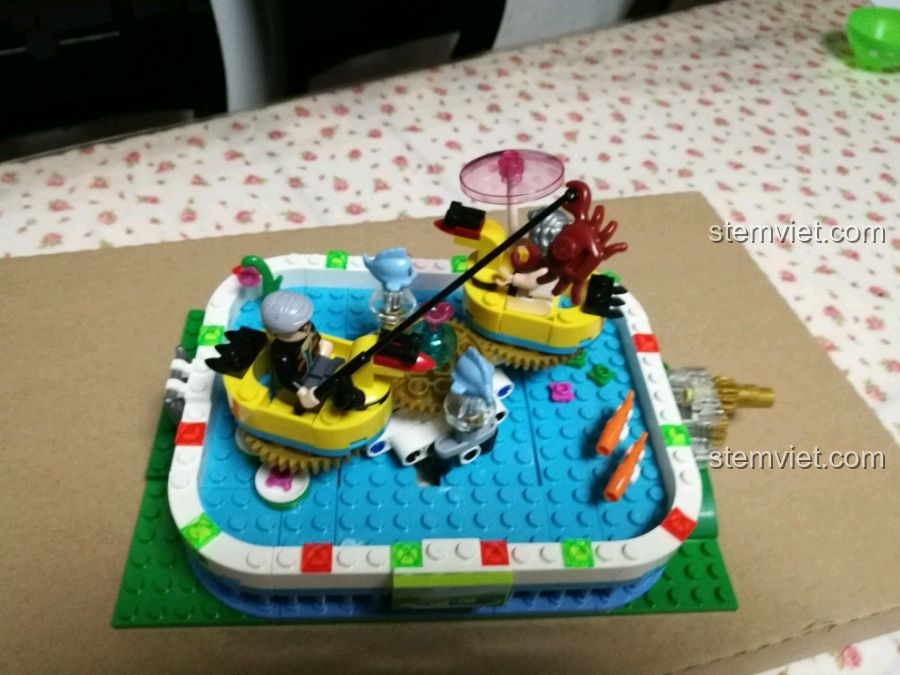 Mô hình Vịt Quay với cần câu và chú cua đỏ, thêm chi tiết thú vị.