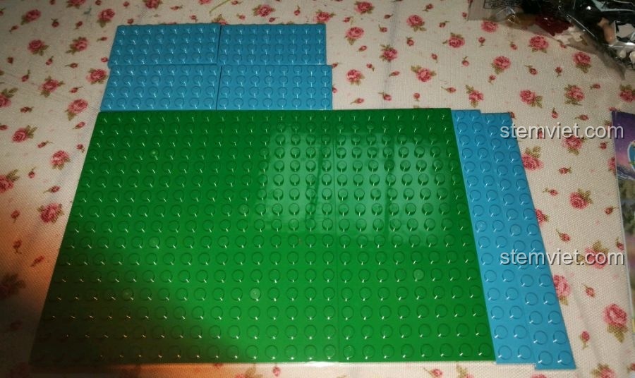 Tấm đế xanh lá và các mảnh ghép màu xanh dương của bộ Winner 7041.