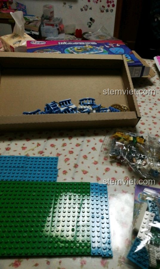 Các mảnh ghép màu xanh dương được lắp ráp, tạo thành hồ nước cho bộ Winner 7041.