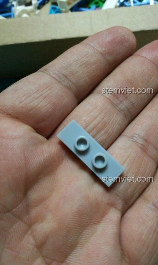 Quá trình lắp ráp các mảnh ghép màu xanh dương và trắng của bộ Winner 7041.