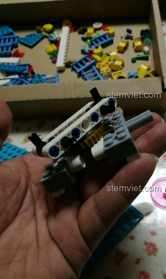 Tấm đế xanh lá và các mảnh ghép màu xanh dương được lắp ráp hoàn chỉnh.