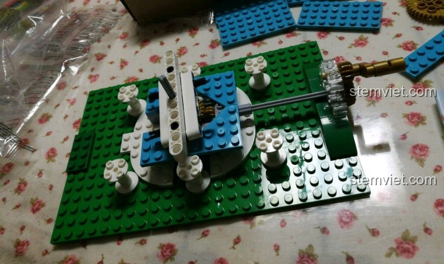 Cận cảnh cơ chế quay với các bánh răng và trục của bộ Winner 7041.