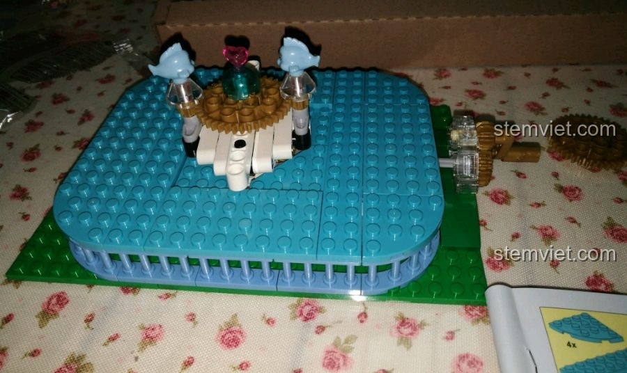 Các cabin vịt màu vàng được lắp ráp và gắn vào trục quay của bộ Winner 7041.