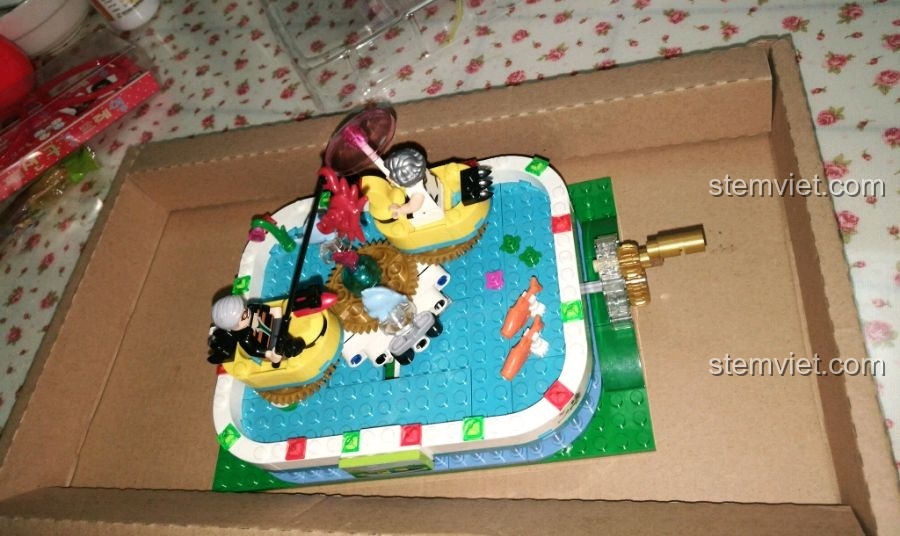 Mô hình Vịt Quay gần hoàn thiện, với các cabin vịt và chi tiết trang trí.