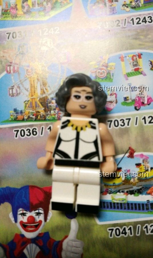 Một nhân vật minifigure đi kèm bộ Winner 7041, với trang phục và kiểu tóc độc đáo.