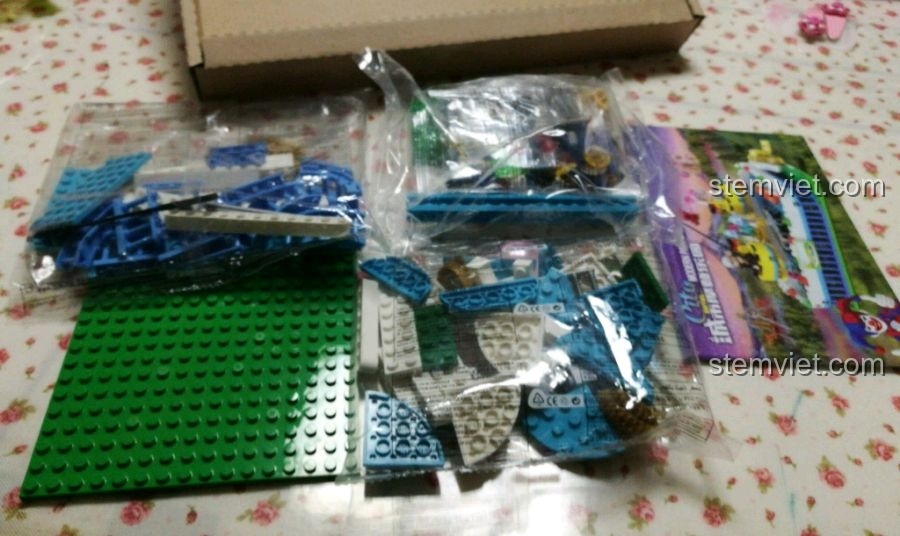 Các túi mảnh ghép, sách hướng dẫn và tấm đế xanh của bộ Winner 7041.