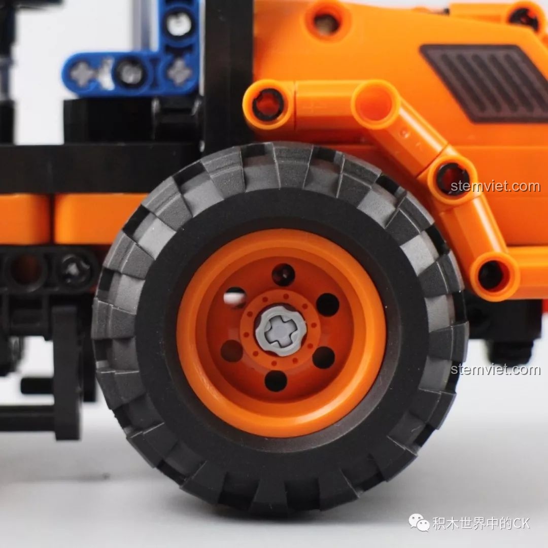 Chi tiết bánh xe của mô hình Winner 7055 Xe Lu Công Trình, với lốp cao su và vành xe chắc chắn, đảm bảo di chuyển mượt mà.