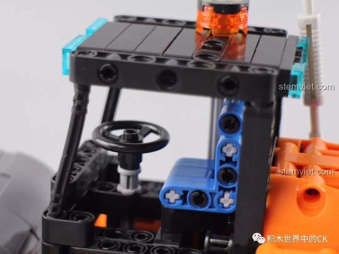 Cận cảnh cabin lái của xe lu Winner 7055, với vô lăng và ghế ngồi, tạo không gian chân thực cho minifigure.