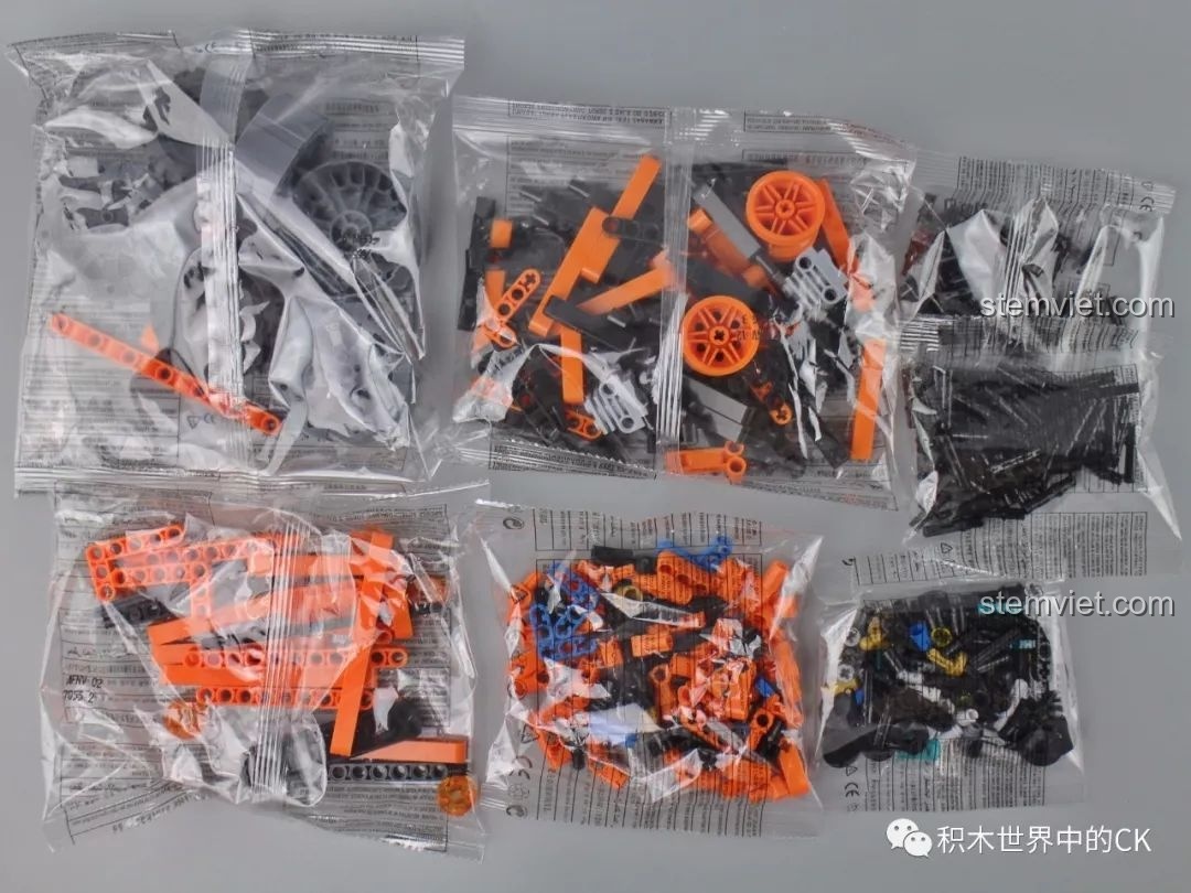 Các túi chứa chi tiết của bộ lắp ráp Winner 7055 Xe Lu Công Trình, được phân loại rõ ràng, sẵn sàng cho quá trình lắp ráp.