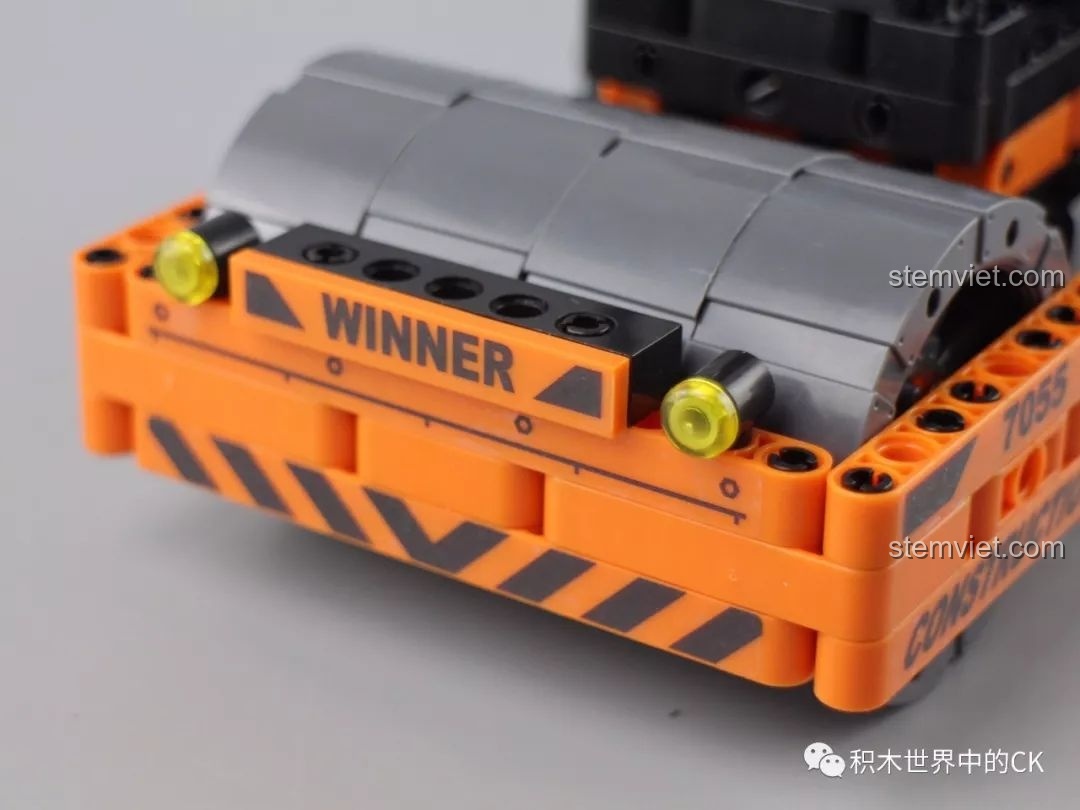 Chi tiết con lăn phía trước của mô hình xe lu Winner 7055, với logo Winner và mã số sản phẩm, tăng tính nhận diện thương hiệu.