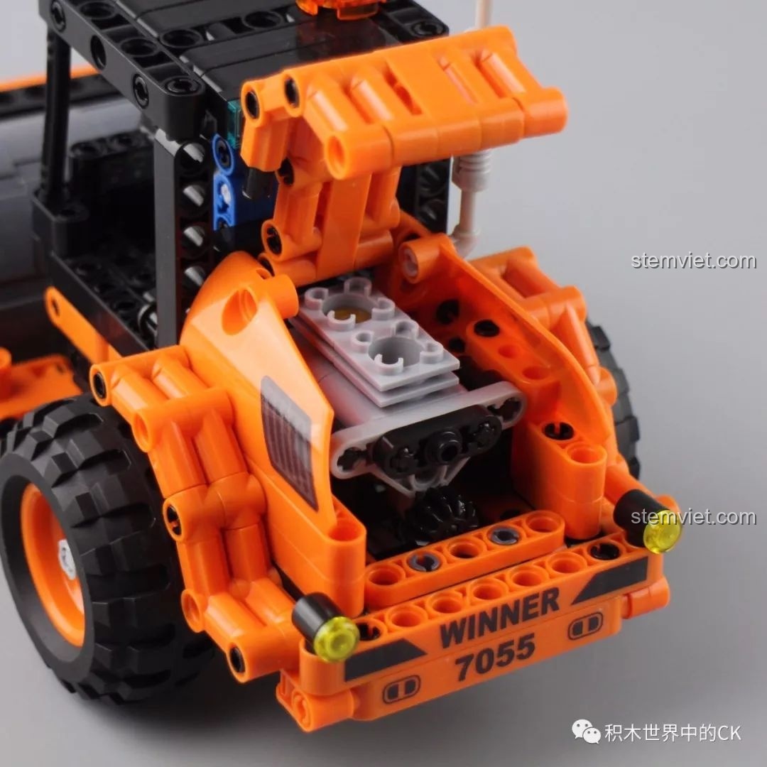 Cận cảnh động cơ piston bên trong xe lu Winner 7055, minh họa cơ chế hoạt động khi xe di chuyển, rất thú vị cho bé khám phá.