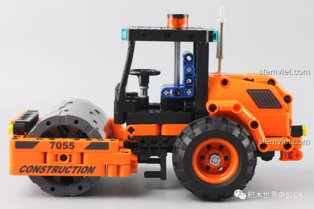 Mô hình xe lu Winner 7055 hoàn chỉnh, nhìn từ góc bên hông, cho thấy tỷ lệ cân đối và các chi tiết kỹ thuật tinh xảo.