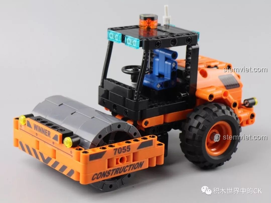 Mô hình xe lu Winner 7055 đã hoàn thành, nhìn từ góc nghiêng, thể hiện thiết kế chắc chắn và màu sắc nổi bật, phù hợp cho bé trai 6 tuổi.