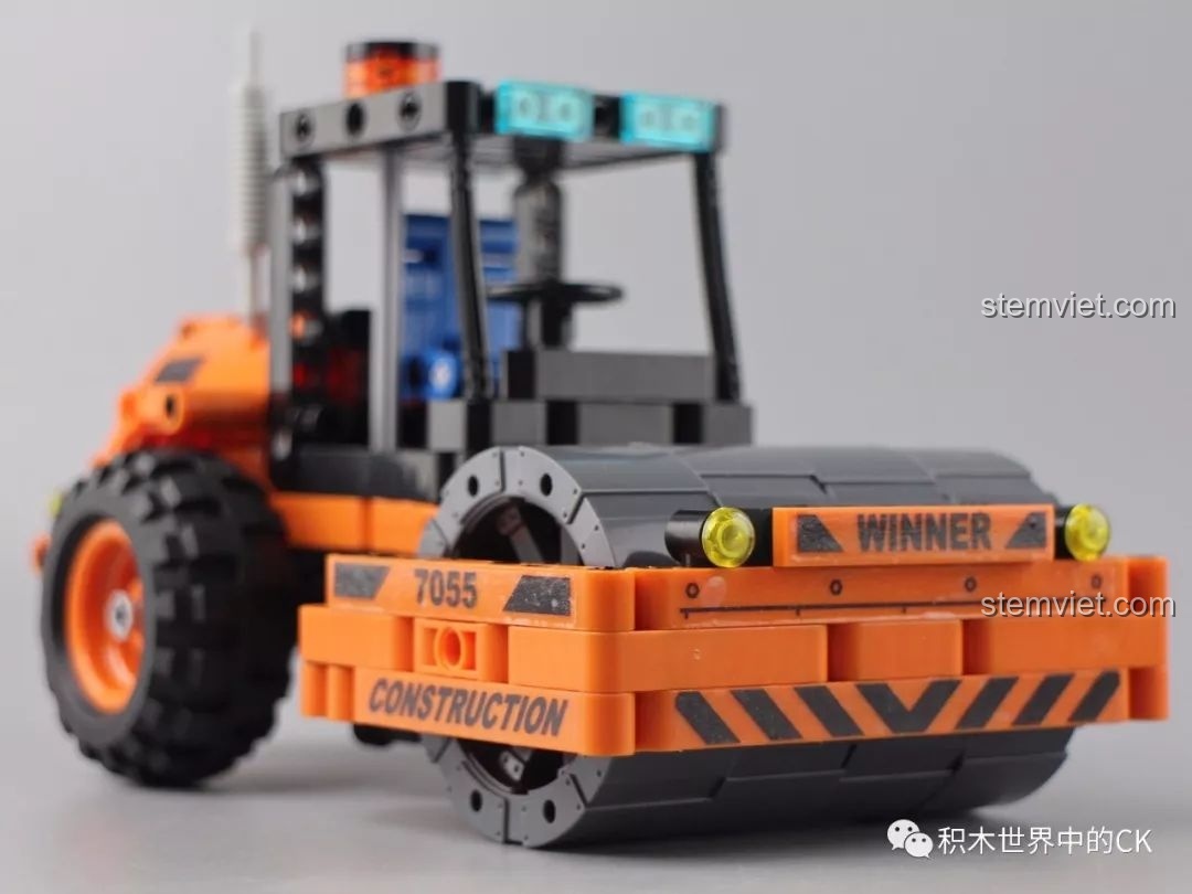 Hình ảnh cận cảnh mô hình xe lu Winner 7055 đã hoàn thành, tập trung vào phần con lăn phía trước, thể hiện độ chi tiết của bộ lắp ráp.