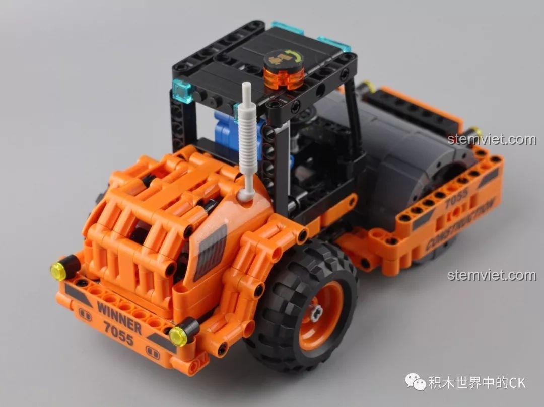 Một góc chụp khác của mô hình xe lu Winner 7055 đã hoàn thành, làm nổi bật các đường nét thiết kế và sự kết nối của các chi tiết.