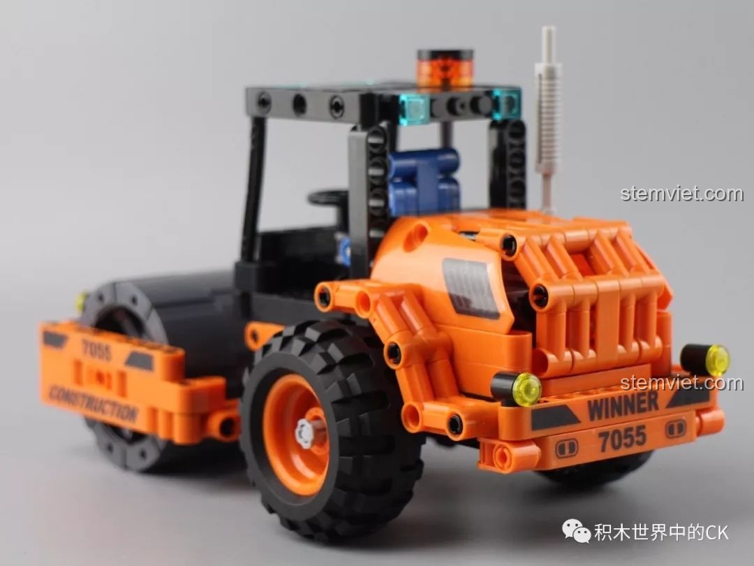 Mô hình xe lu Winner 7055 đã hoàn thành, chụp từ góc cao, thể hiện toàn bộ vẻ đẹp và sự chắc chắn của bộ lắp ráp kỹ thuật này.