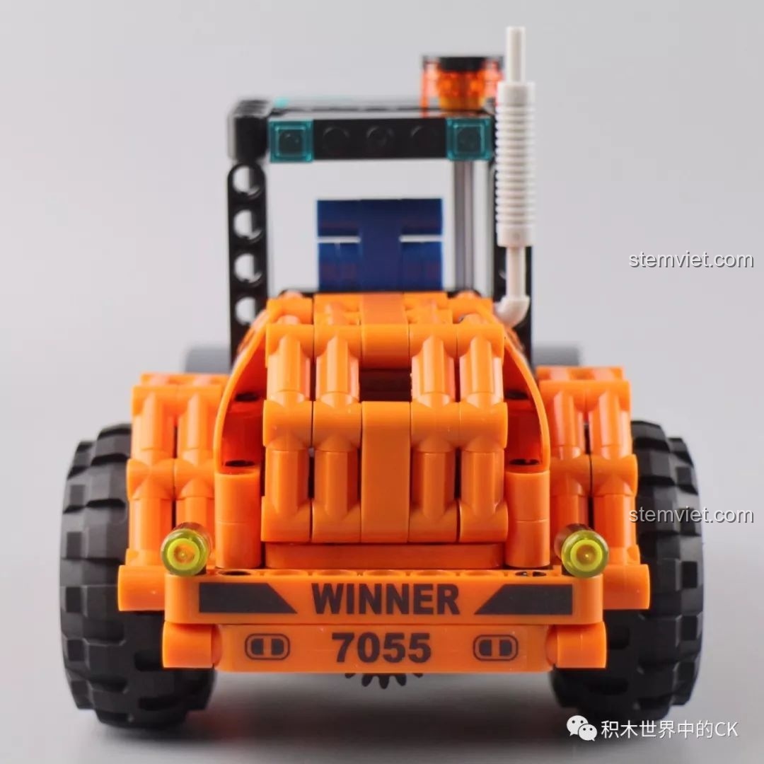 Mô hình xe lu Winner 7055 hoàn chỉnh, nhìn từ phía sau, với các chi tiết đèn và ống xả, tăng thêm tính chân thực.