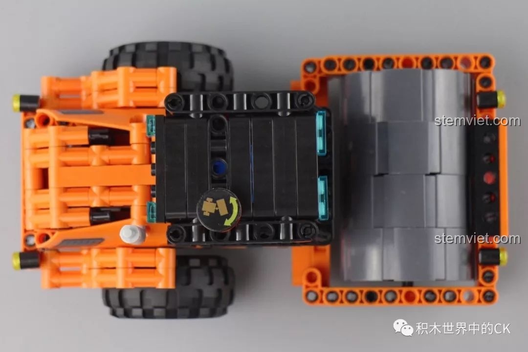 Mô hình xe lu Winner 7055 nhìn từ trên xuống, cho thấy cấu trúc tổng thể và vị trí của cabin lái, phù hợp cho bé trai khám phá.