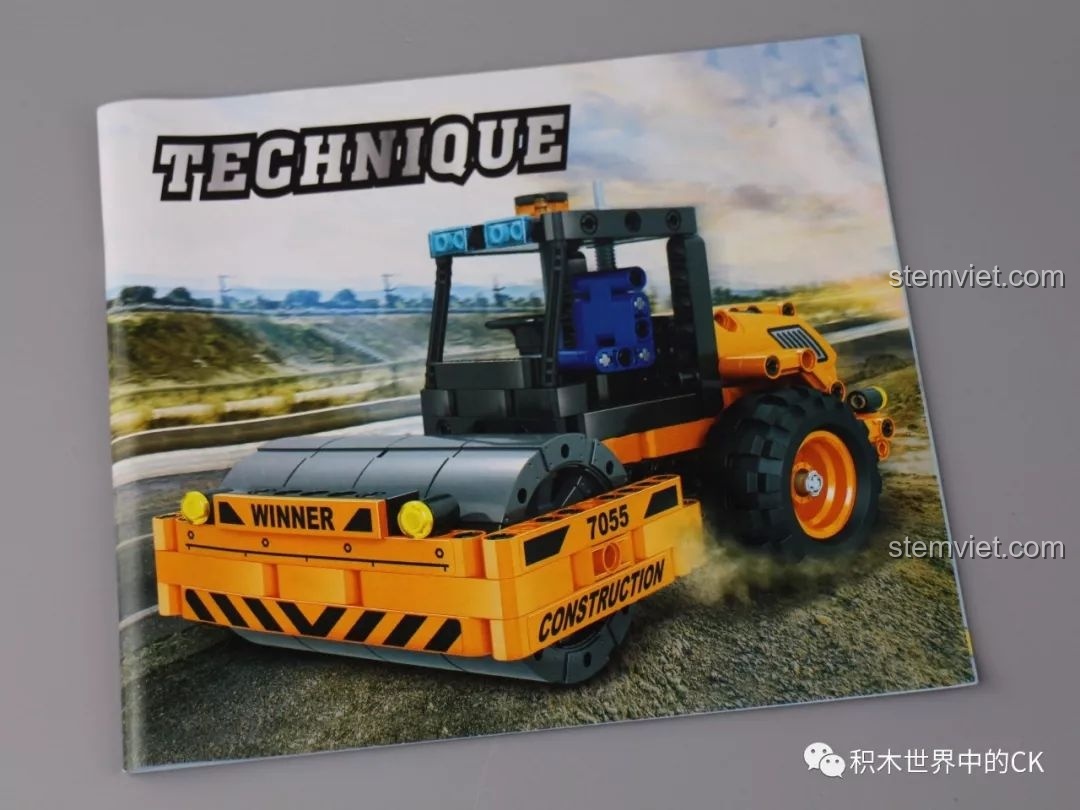 Cuốn sách hướng dẫn lắp ráp bộ Winner 7055 Xe Lu Công Trình Kỹ Thuật, với hình ảnh rõ ràng, giúp bé trai 6 tuổi dễ dàng tự lắp.