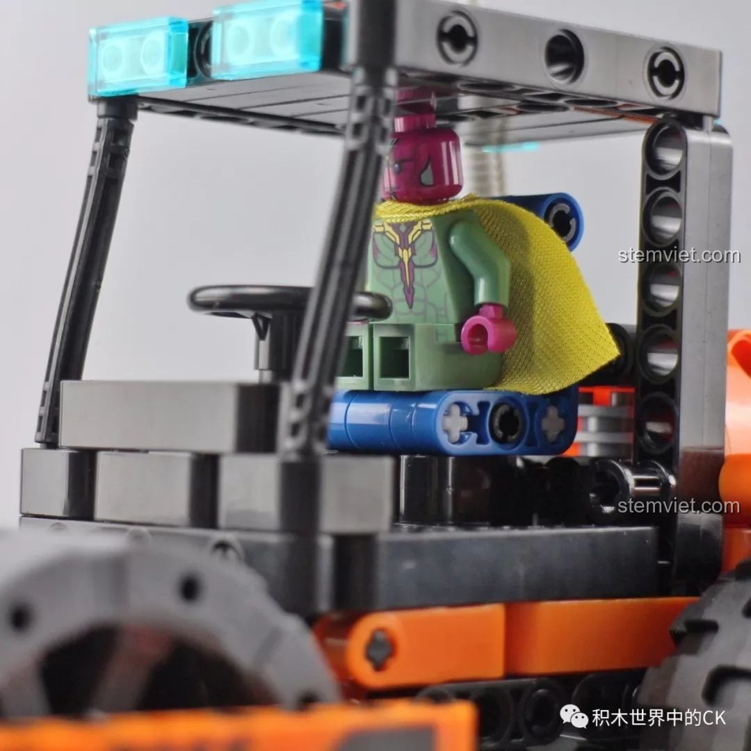 Minifigure được đặt trong cabin lái của xe lu Winner 7055, thể hiện khả năng tương thích và tăng tính tương tác khi chơi.