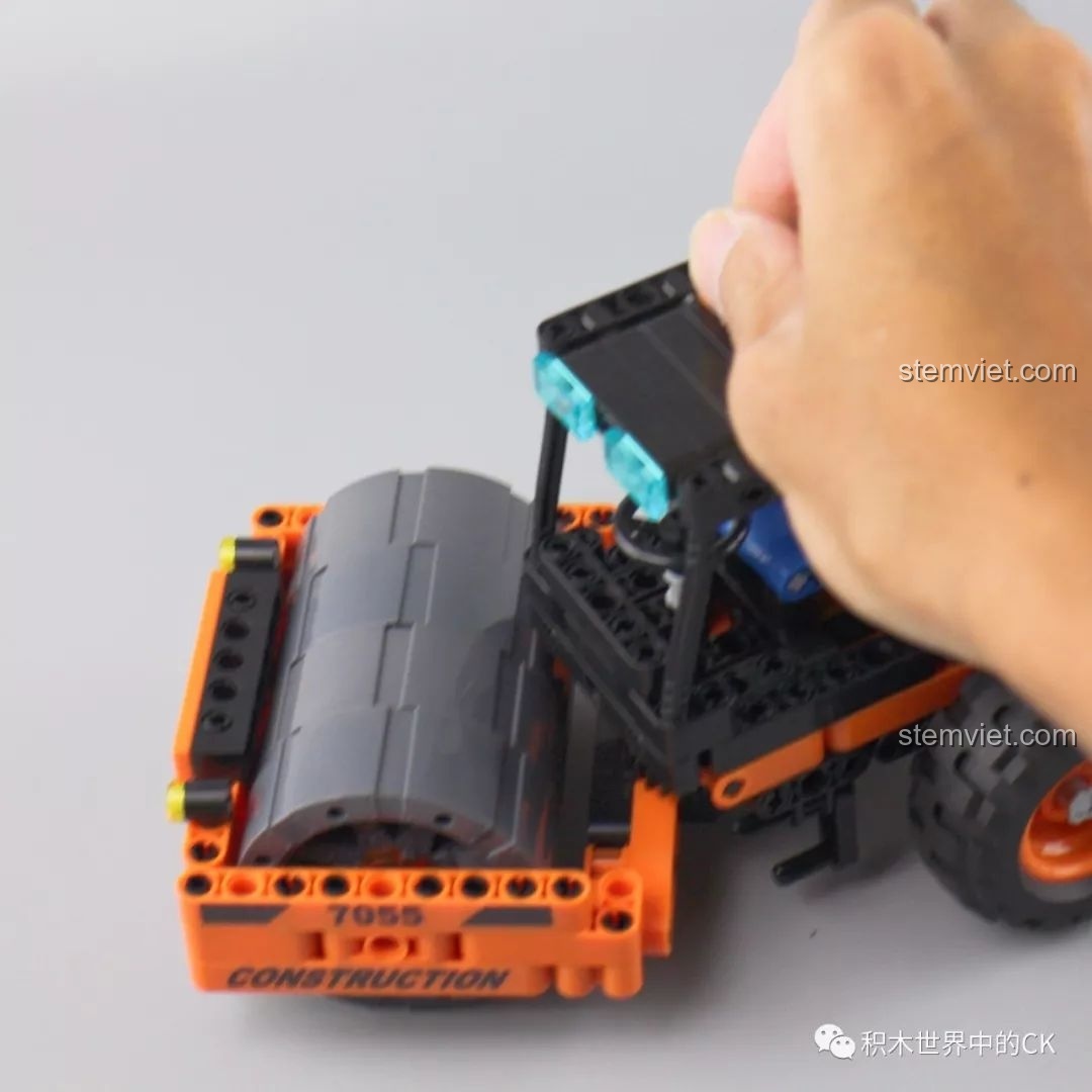 Một góc nhìn khác về cơ chế xoay lái của xe lu Winner 7055, minh họa rõ ràng cách phần thân xe khớp nối và di chuyển.