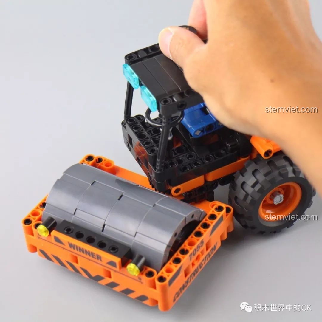 Hình ảnh mô tả cơ chế xoay lái của xe lu Winner 7055, cho thấy khả năng điều khiển linh hoạt của mô hình, tăng trải nghiệm chơi.