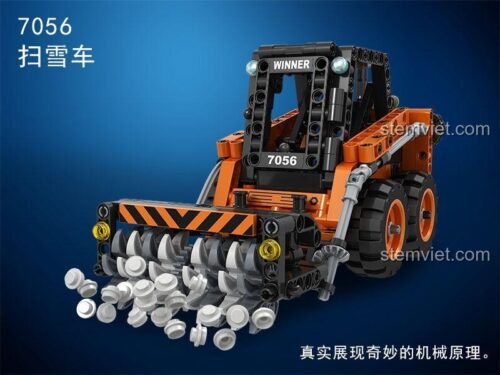 Mô hình hoàn chỉnh của đồ chơi mô hình Winner 7056 Xe Cào Tuyết, với các chi tiết kỹ thuật phức tạp và màu sắc cam-đen nổi bật.