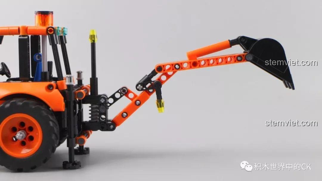 Cần đào của bộ xếp hình 7057 đang vươn ra, thể hiện khả năng hoạt động linh hoạt.