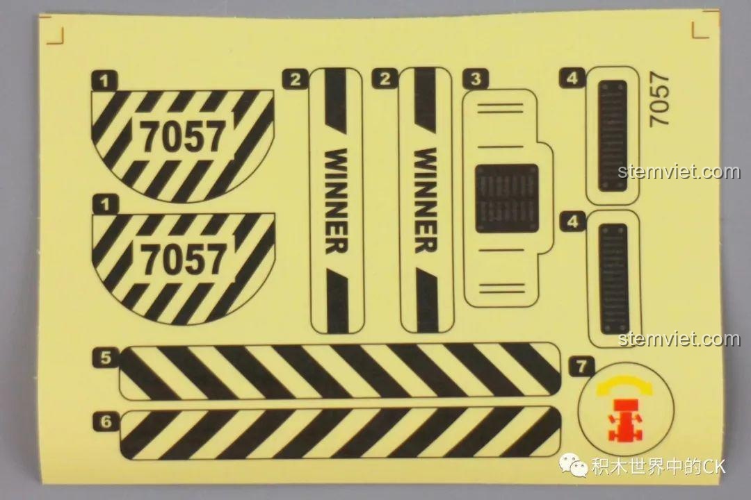 Tờ decal dán sắc nét của bộ đồ chơi mô hình Winner 7057 để trang trí cho Xe Xúc Đào Đa Năng thêm sinh động.
